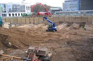 Der Raupenkran ist hier in Köln auf einer Großbaustelle unterwegs. Der Raupenkran ist hier in Köln auf einer Großbaustelle unterwegs.