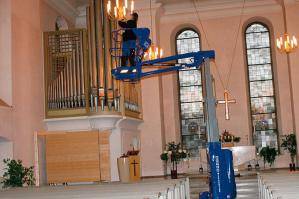 Ausgefahrene Teleskopmastbühne bei Orgelpflege in Kirche