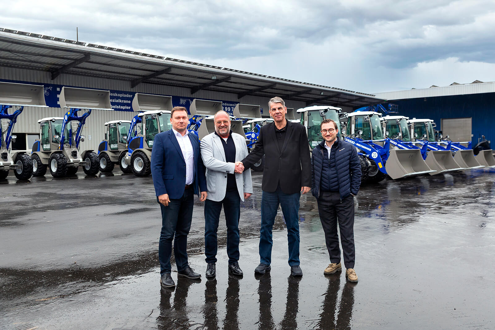 Offizielle Übergabe von 15 neuen Weycor-Radladern an BEYER-Mietservice