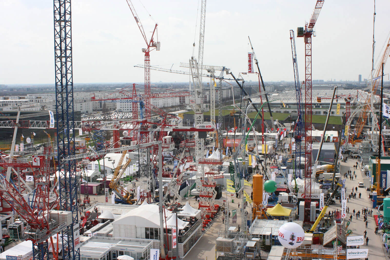 Zahlreiche Besucher auf Bauma Baumaschinen Messe