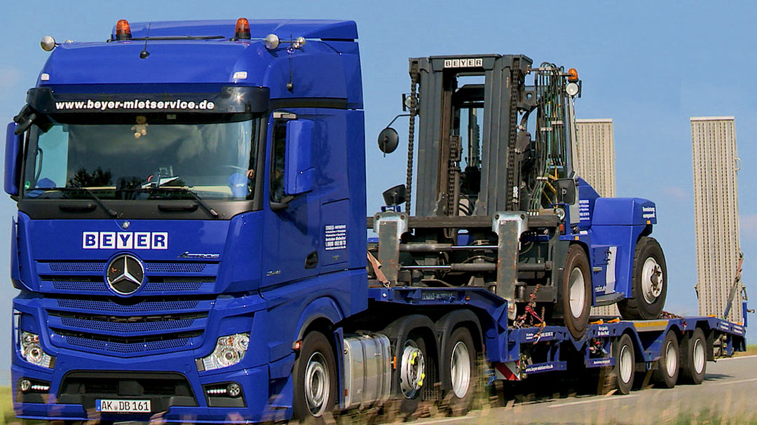 LKW in Kraftfahrer-Stellenanzeige