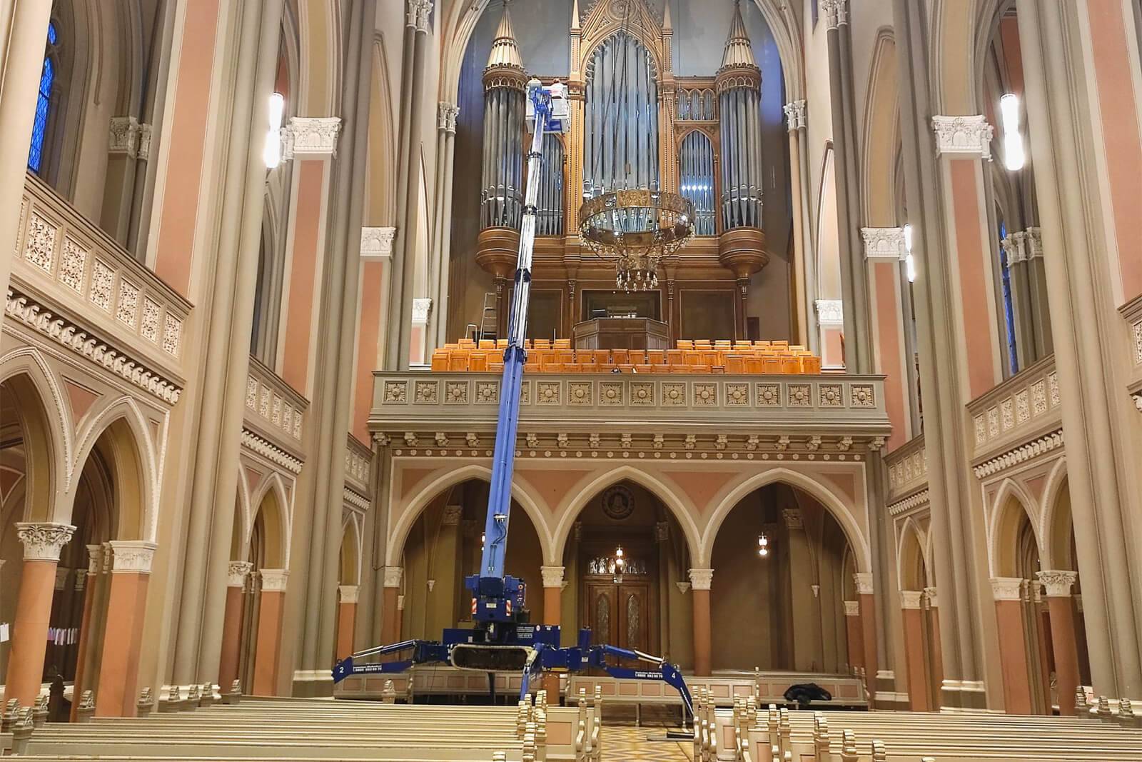 Abgestützte Raupenbühne in Wiesbadener Marktkirche an Orgel im Einsatz