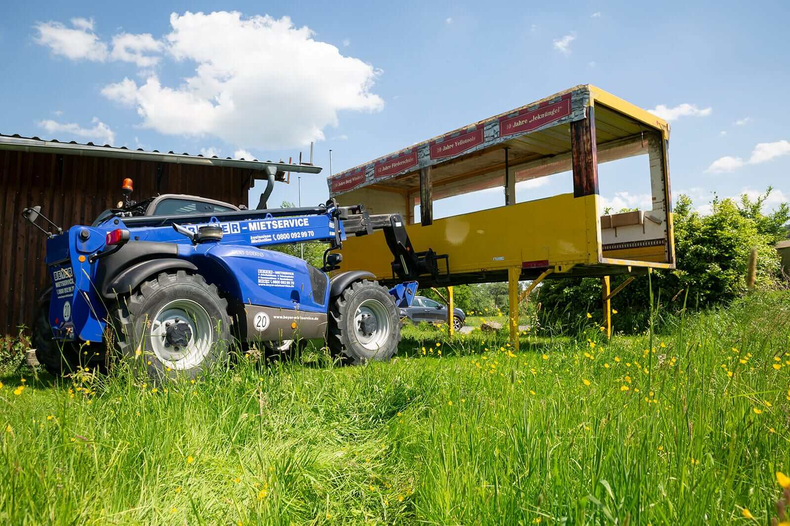 Starrer Teleskoplader TSS 1030 beim Transport eines Containers im Einsatz