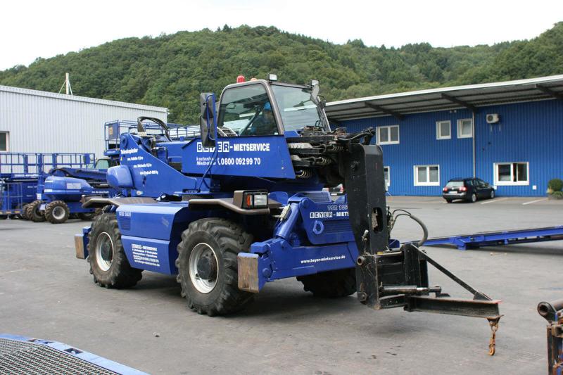 Telelader mit Schwenk-Lasthaken