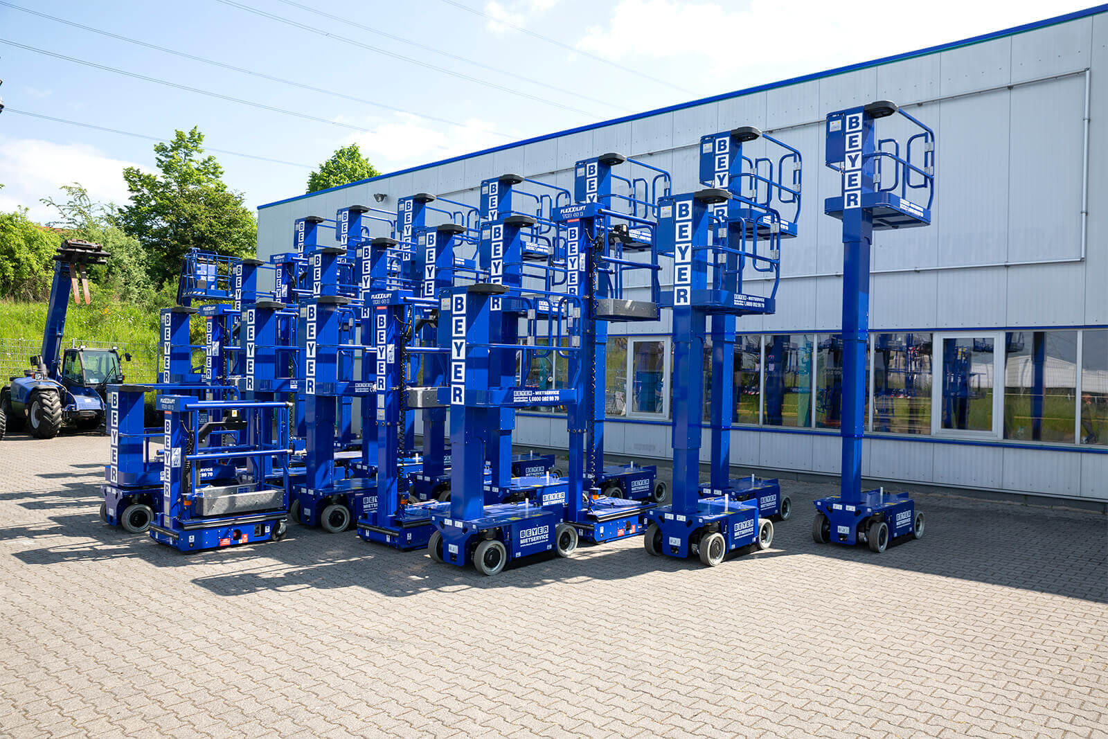 Gruppenbild von Elektro-Mastbühnen TMB 45 E und TMB 57 E aus dem BEYER-Verleih
