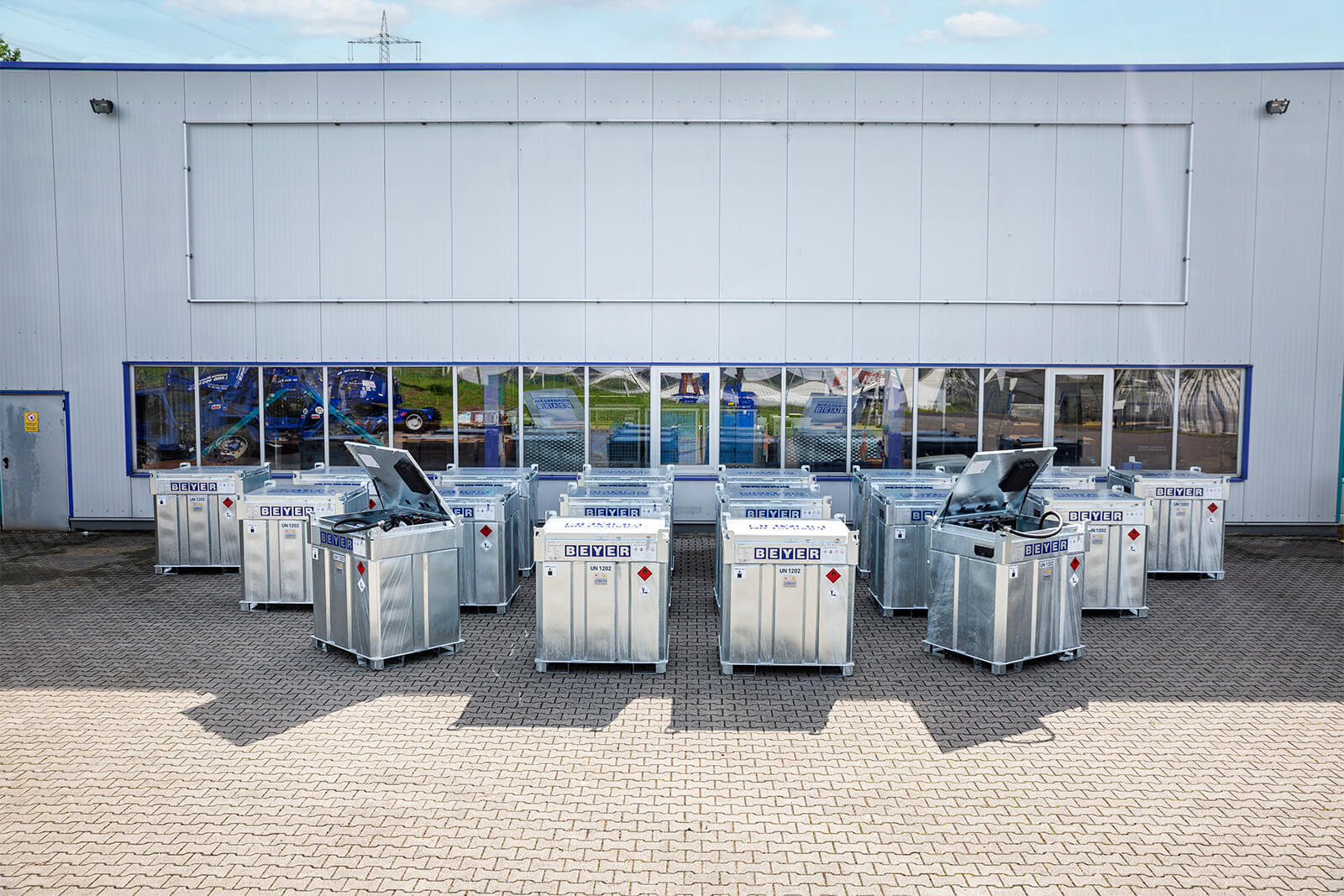 Gruppenbild von 30 neuen Dieseltankstellen im BEYER-Mietpark