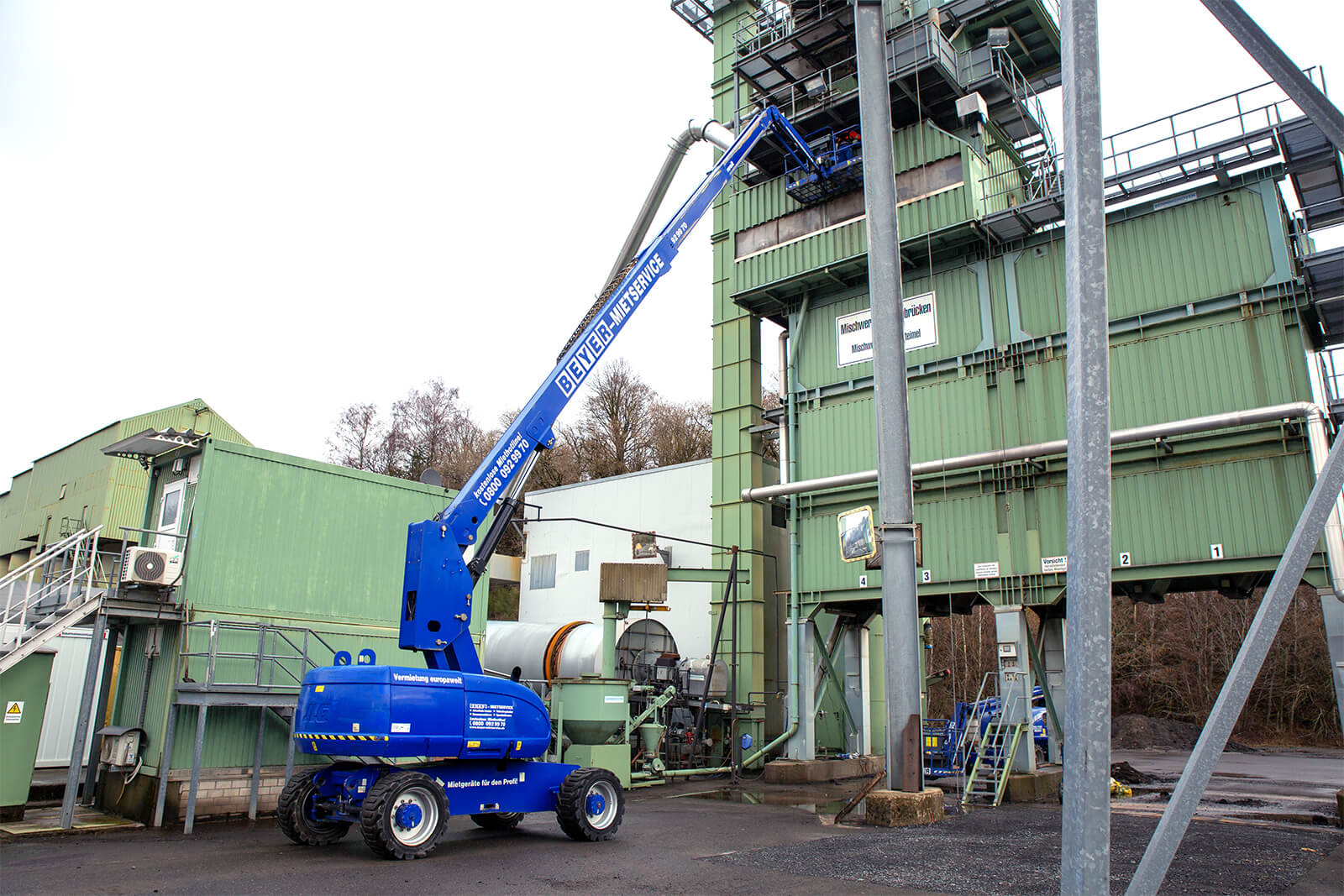 Höhenarbeiten an Mischanlage mit BEYER Teleskopbühne TB 282 KD