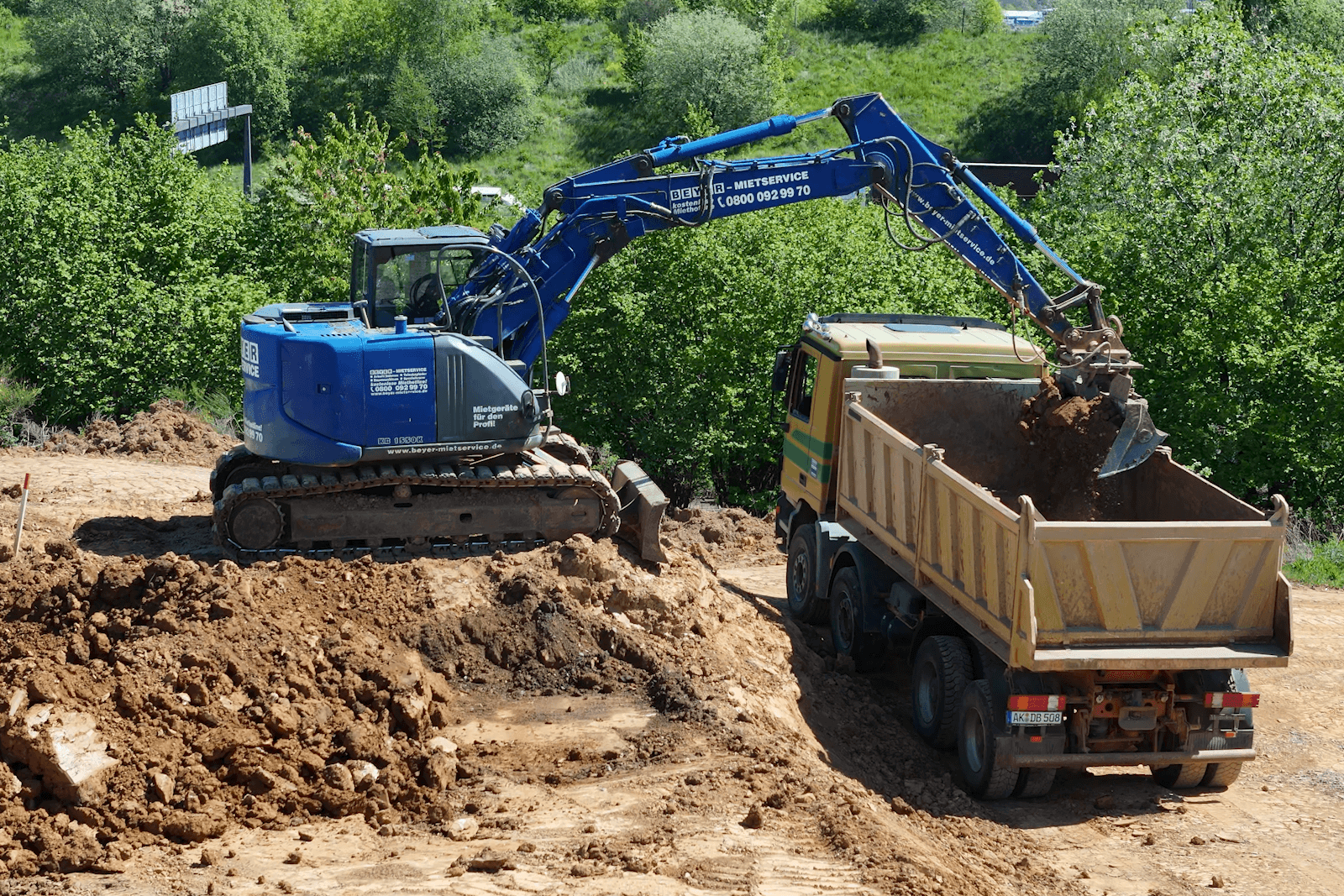 BEYER Kettenbagger bei Baggerarbeiten in Ebernhahn im Einsatz