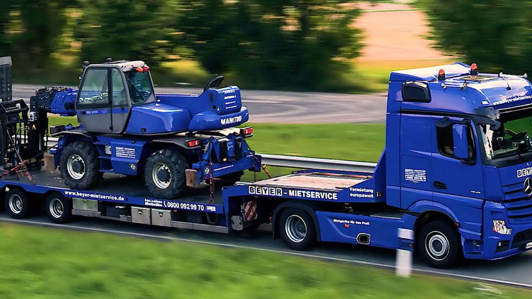 Beladener LKW von BEYER-Mietservice