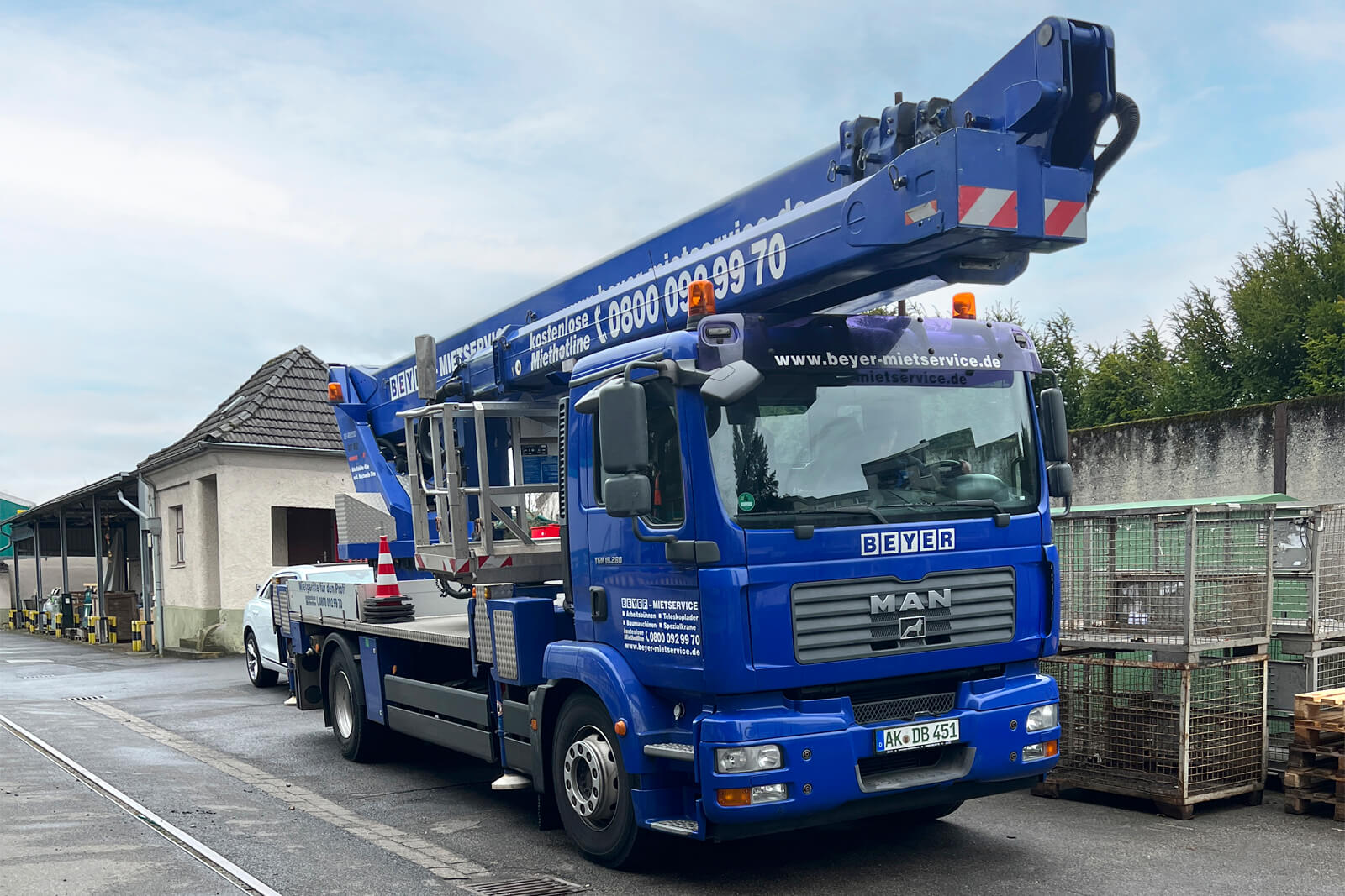 LKW-Bühne LB 450 TTK im Höheneinsatz