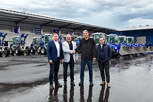 Offizielle Übergabe von 15 neuen Weycor-Radladern an BEYER-Mietservice