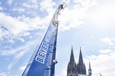 Diesel Teleskopbühne im Einsatz vor Kölner Dom