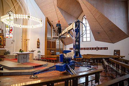 Abgestützte Raupenbühne von BEYER in Kirche im Einsatz