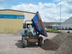 Allraddumper beim Ausladen von Erdreich auf BEYER-Firmengelände