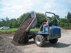 Allraddumper aus der BEYER-Vermietung bei Erdarbeiten im Einsatz