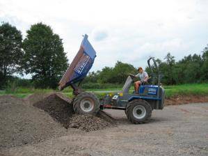 BEYER Allraddumper mit hochgeklappter Mulde im Einsatz