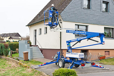 12 m Anhängerbühne AB 122 GTE von BEYER-Mietservice im Einsatz