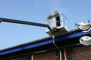 Arbeiten an Regenrinne mit BEYER Anhänger-Bühne AB 165