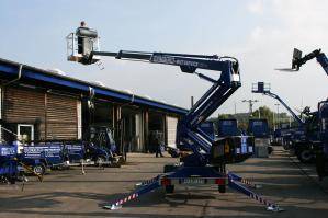 Abgestützte Anhängerarbeitsbühne in ausgefahrenem Zustand auf Firmengelände