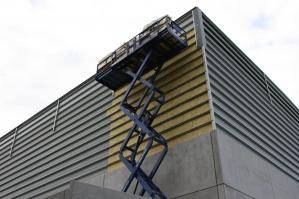 Ausgefahrene Scherenbühne mit 18 m Arbeitshöhe im Einsatz