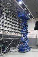 Ausgefahrene Scherenbühne SB 100 ELDI auf Eventveranstaltung im Einsatz