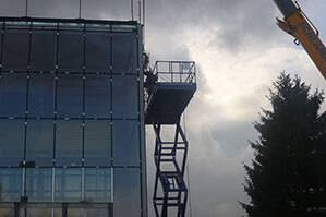 Arbeitsbühne SB 145 SDC bei Glasbauarbeiten im Einsatz