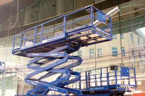 Arbeitsbühne SB 182 SDL bei Arbeiten an einer Glasfassade