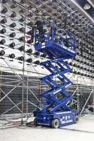 10 m Scherenbühne beim Bühnenaufbau im Einsatz