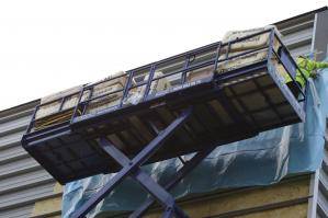 Arbeitsplattform von 18 m Scherenbühne von BEYER-Mietservice