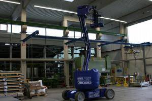 16 m Elektro-Gelenkbühne bei Montagearbeiten in Lagerhalle