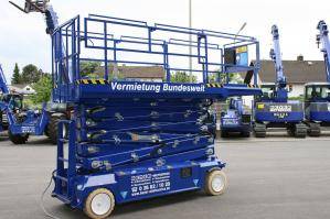 Eingefahrene Elektro-Scherenarbeitsbühne von BEYER