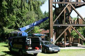 Wartungsarbeiten an Aussichtsturm mit LKW-Arbeitsbühne LB 350 TK der Vermietung