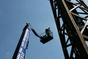 LKW-Arbeitsbühne an Aussichtsturm im Einsatz