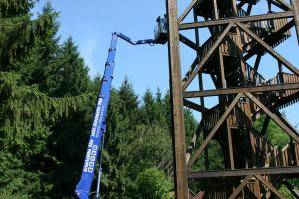 Ausgefahrene LKW-Arbeitsbühne aus der BEYER-Vermietung im Einsatz