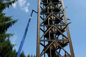 LKW-Arbeitsbühne mit 30 m Arbeitshöhe im Einsatz