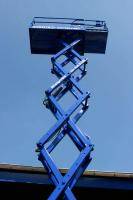 Detailansicht auf ausgefahrenes Scherenpaket einer Arbeitsbühne