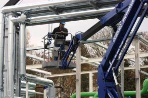 15 m Gelenkbühne aus der BEYER-Vermietung bei Montagearbeiten im Einsatz