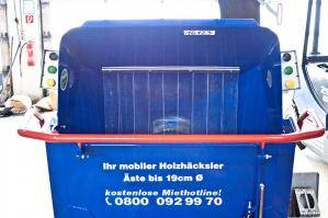 Heckansicht von Holzhäcksler aus der BEYER-Vermietung