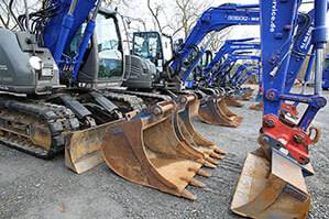 Bagger-Gruppenbild mit verschiedenen Böschungslöffeln