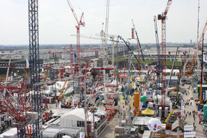 Zahlreiche Besucher auf Bauma Baumaschinen Messe