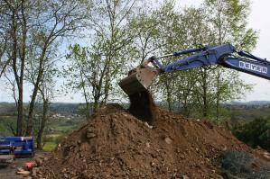 Raupenbagger beim Erdtransport mit Böschungslöffel im Einsatz