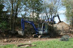 BEYER Raupenbagger bei Erdarbeiten auf Wiese