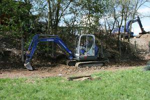 Raupenbagger aus dem BEYER-Verleih beim Wegebau im Einsatz