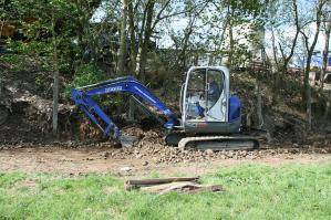 BEYER Bagger beim Wegebau im Einsatz