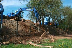 Bagger von BEYER-Mietservice bei Grabarbeiten im Einsatz