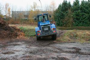 Heckansicht BEYER-Radlader auf Baustelle