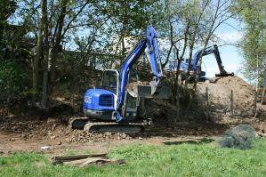 Bagger aus der BEYER-Vermietung beim Wegebau im Einsatz