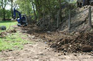 Vielseitiger Raupenbagger von BEYER beim Wegebau im Einsatz