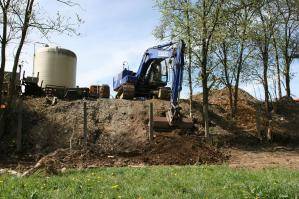 Bagger bei Aushubarbeiten auf Baustelle