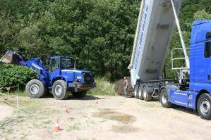 Radlader und Tieflader auf Baustelle in Siegburg im Einsatz